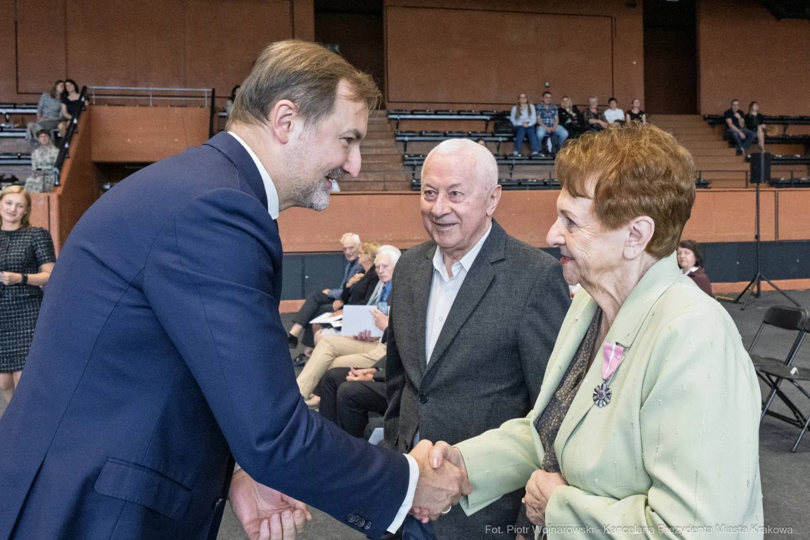 Spotkanie z seniorami, uściski dłoni i uśmiechy.  Autor: Piotr Wojnarowski