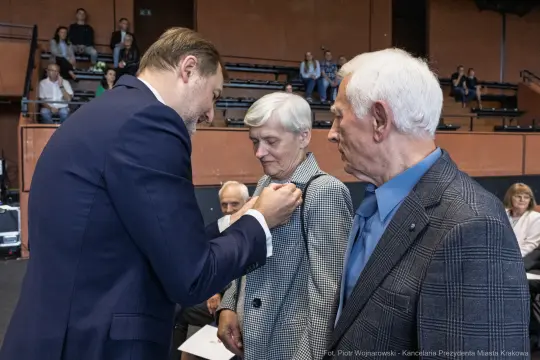 Wręczenie odznaczenia dwóm starszym osobom podczas uroczystości.