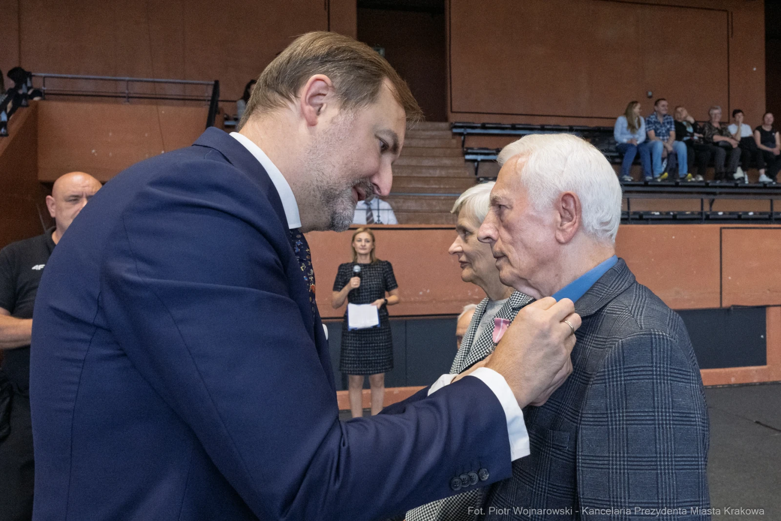 Wręczenie odznaczenia mężczyźnie przez oficjela w obecności innych osób.  Autor: Piotr Wojnarowski
