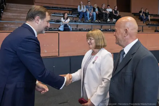 Wręczenie odznaczeń w trakcie uroczystości w sali.