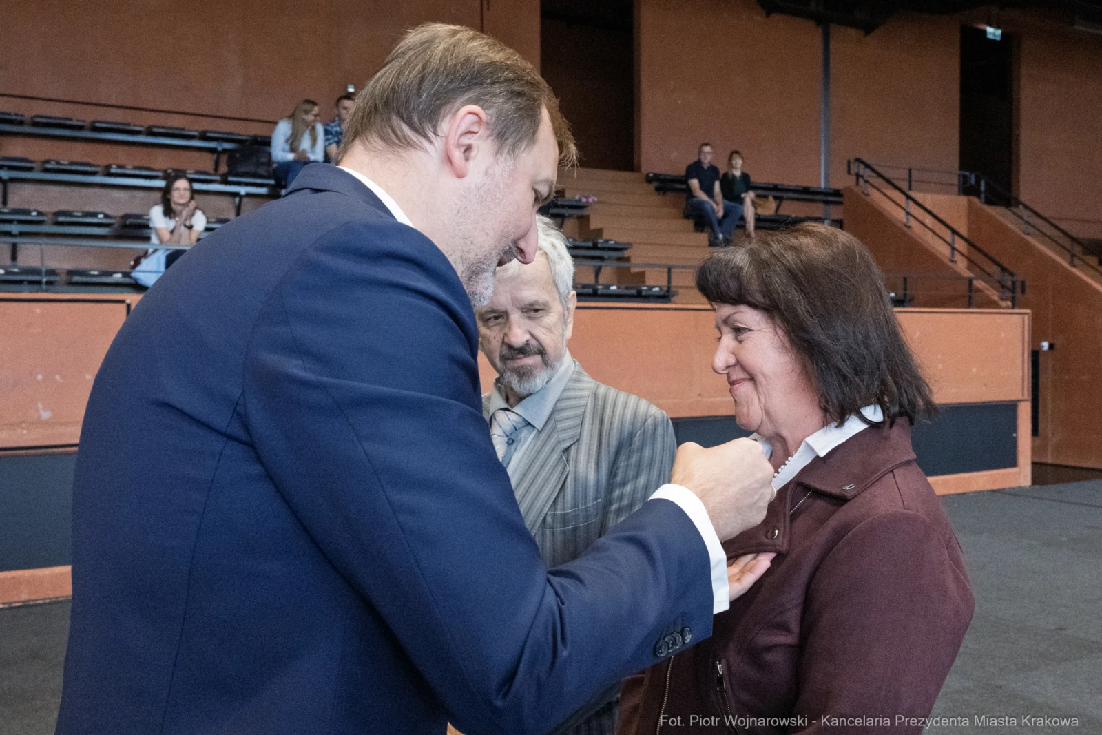Uroczystość wręczenia odznaczeń w sali konferencyjnej.  Autor: Piotr Wojnarowski