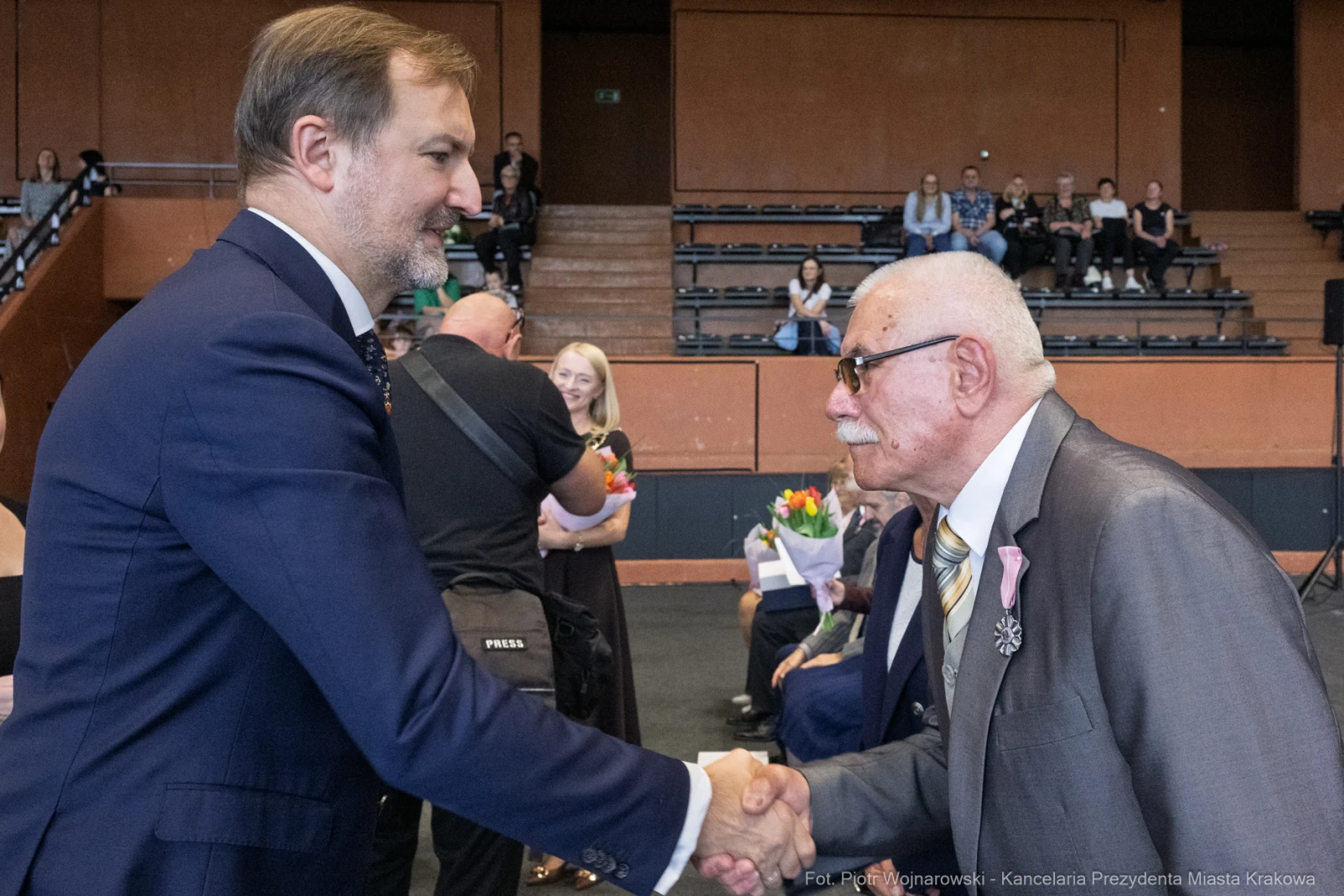 Uścisk dłoni dwóch mężczyzn podczas ceremonii wręczenia nagród.  Autor: Piotr Wojnarowski