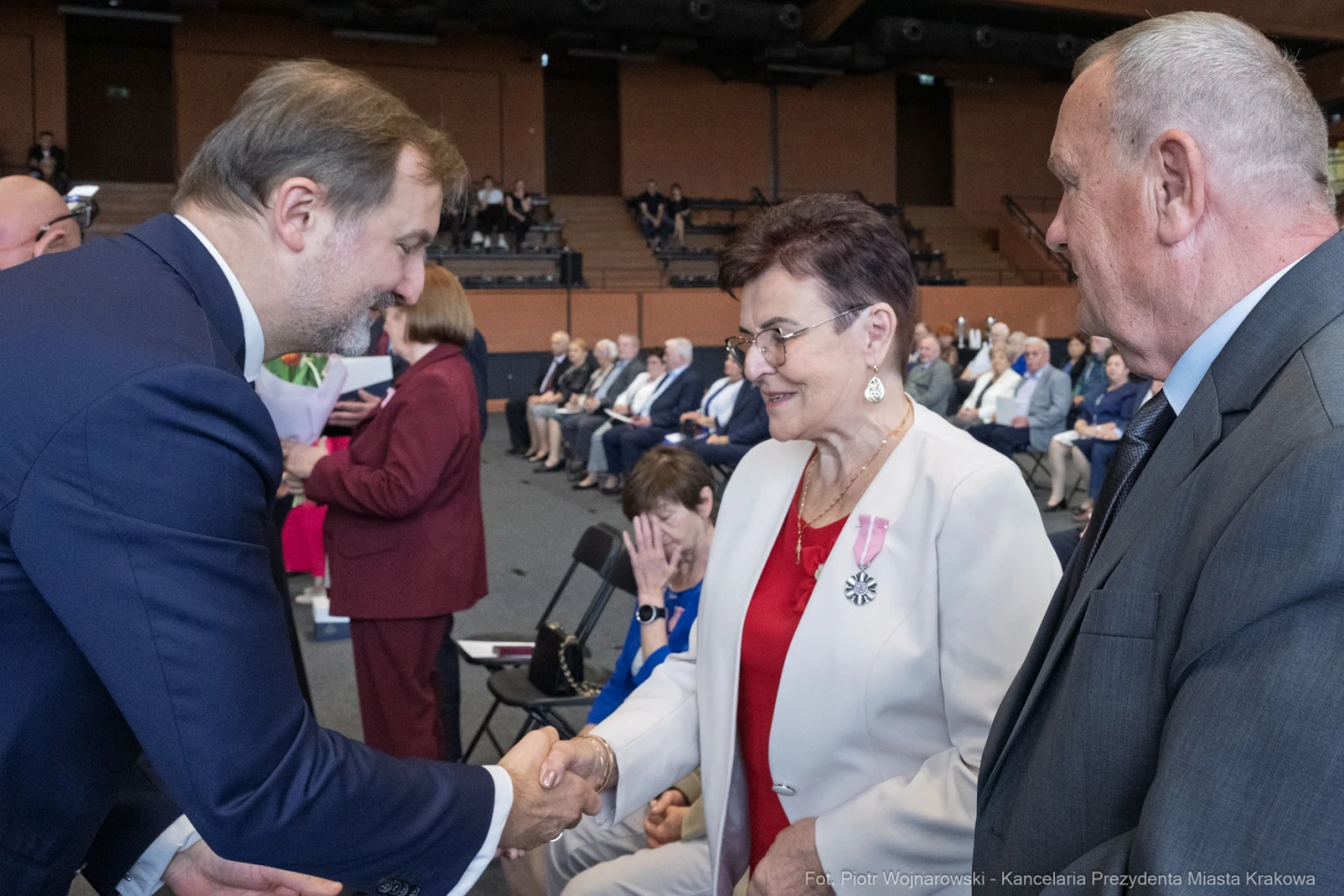 Uroczystość wręczenia odznaczeń, uściski dłoni i gratulacje.  Autor: Piotr Wojnarowski