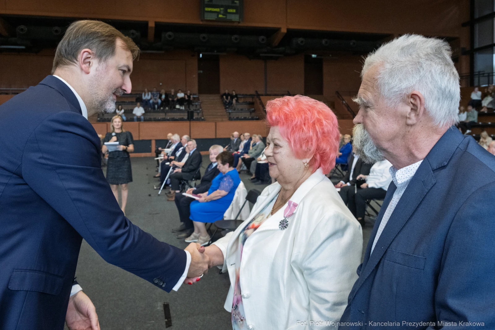 Spotkanie z uśmiechniętymi uczestnikami w sali konferencyjnej.  Autor: Piotr Wojnarowski