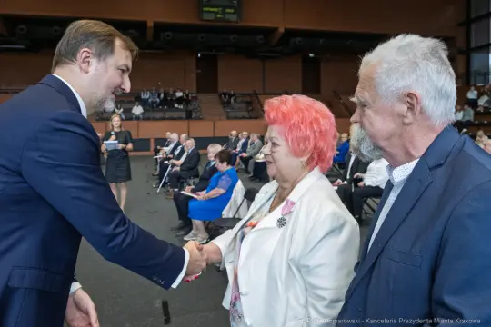 Spotkanie z uśmiechniętymi uczestnikami w sali konferencyjnej.