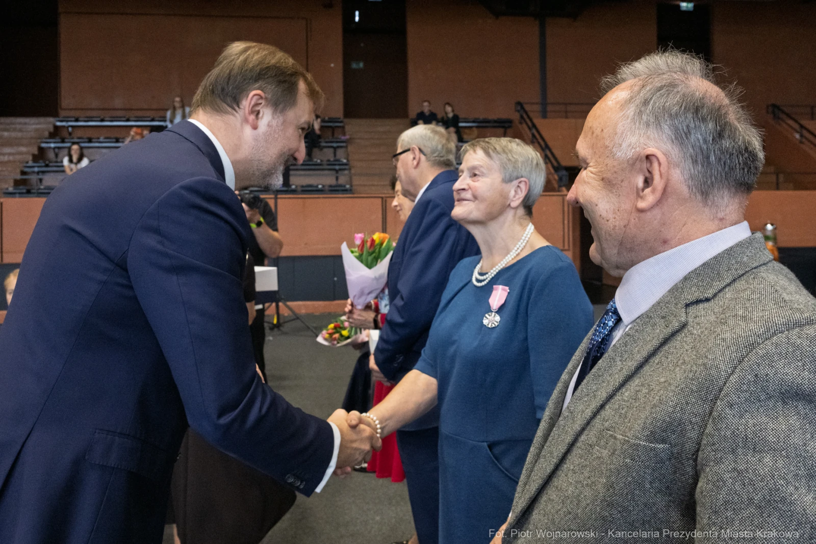 Uroczystość wręczenia odznaczeń, gratulacje i uściski dłoni.  Autor: Piotr Wojnarowski