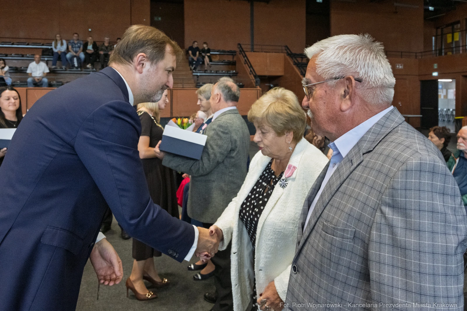 Uroczystość wręczenia odznaczeń, uściski dłoni i gratulacje.  Autor: Piotr Wojnarowski