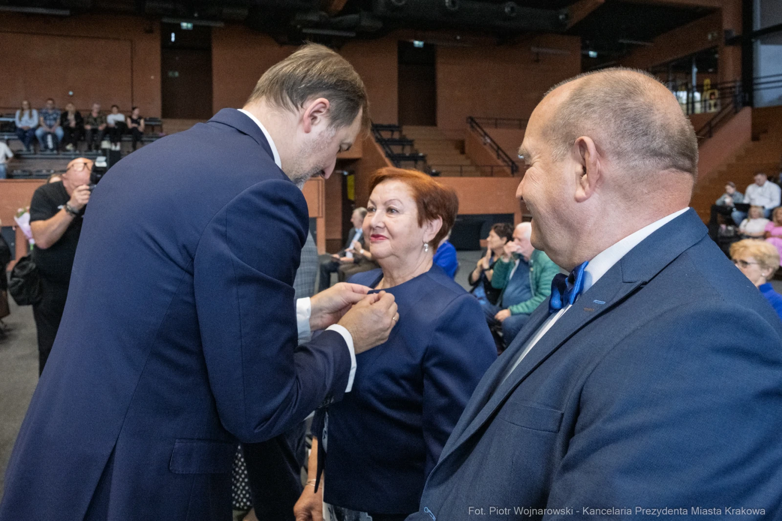Uroczystość wręczenia odznaczeń w sali konferencyjnej.  Autor: Piotr Wojnarowski