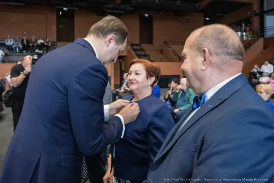 Uroczystość wręczenia odznaczeń w sali konferencyjnej.