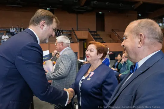 Uroczystość wręczenia odznaczeń, uściski dłoni i gratulacje.