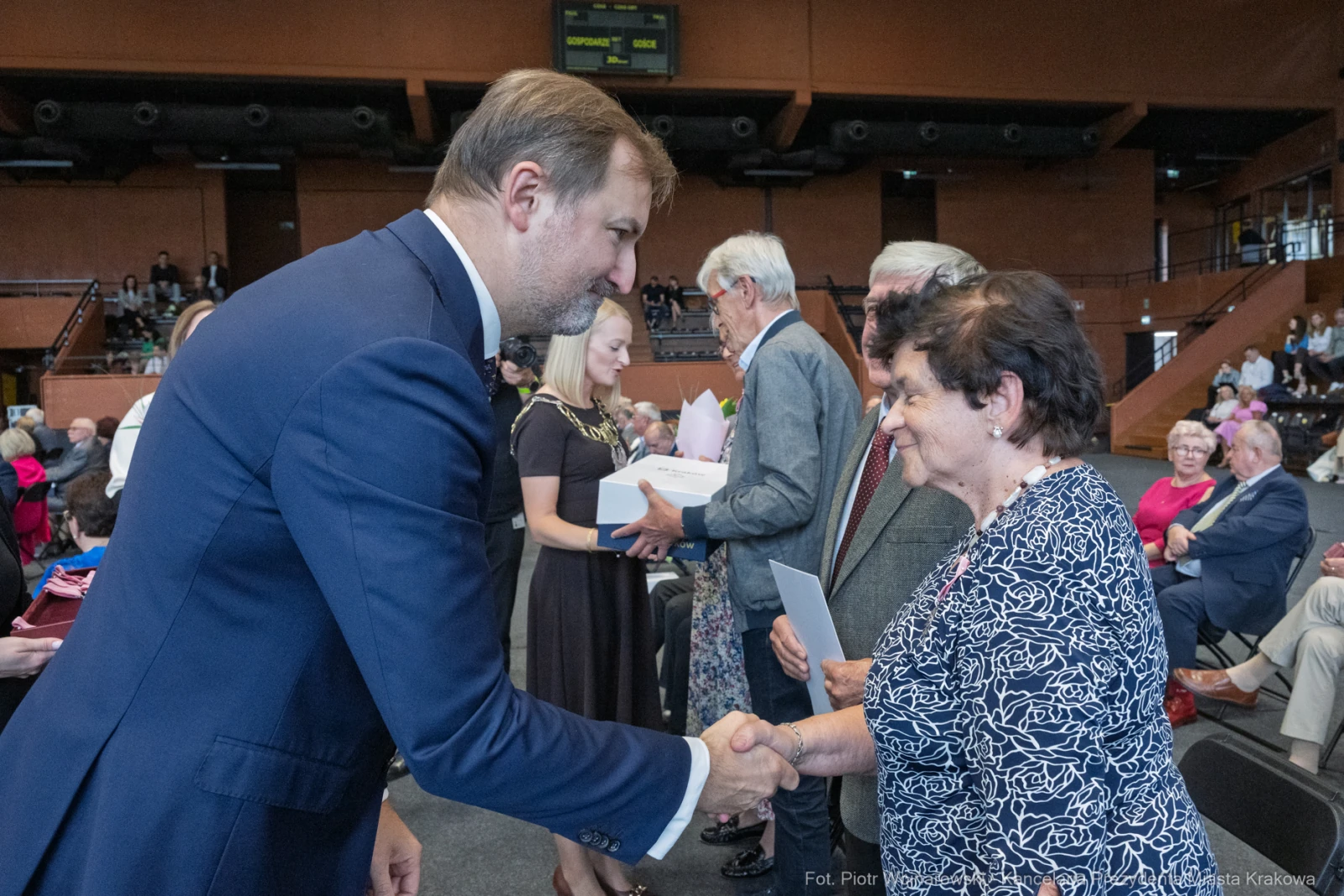 Uroczystość wręczenia nagród z uściskiem dłoni między mężczyzną a kobietą.  Autor: Piotr Wojnarowski