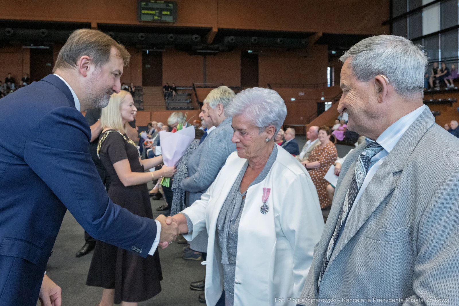Wręczenie odznaczeń w trakcie uroczystości, uściski dłoni i gratulacje.  Autor: Piotr Wojnarowski