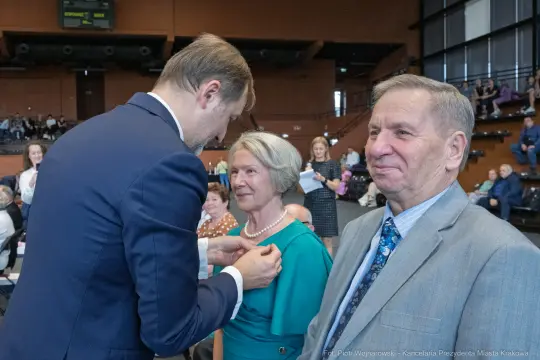 Uroczystość wręczenia odznaczenia starszej parze.