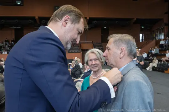 873_165_fot. Piotr Wojnarowski.jpg - medale za długoletnie pożycie małżeńskie, złote gody, hala 100-lecia ks cracovia, jubileusz małżeństwa, Kraków, urząd stanu cywilnego, zespół pieśni i tańca krakowiak, odznaczenia prezydenta rp, uroczystość, zdjęcia