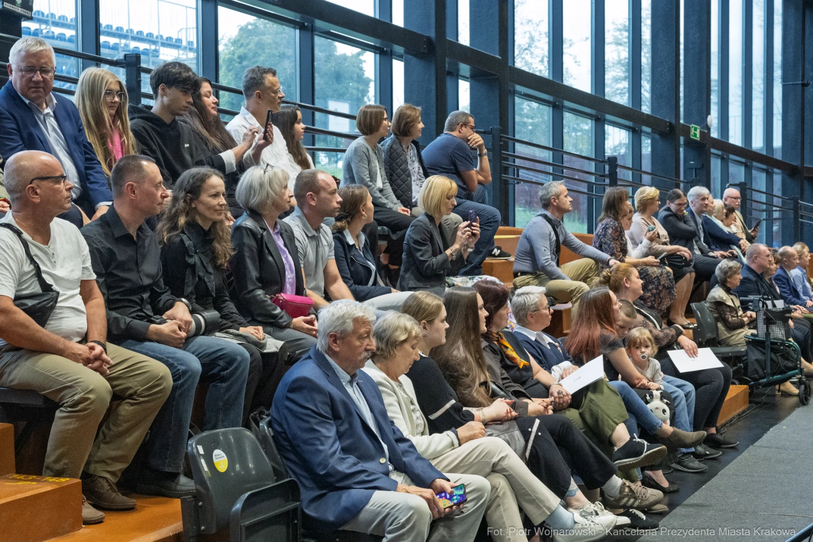 Grupa ludzi siedzących na widowni, zróżnicowane reakcje i emocje.  Autor: Piotr Wojnarowski