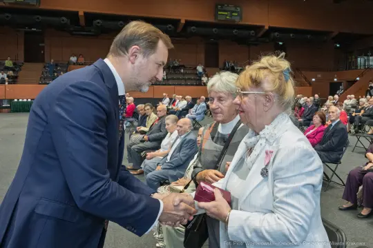 Spotkanie z seniorami, rozmowa z dwiema kobietami w eleganckich strojach.
