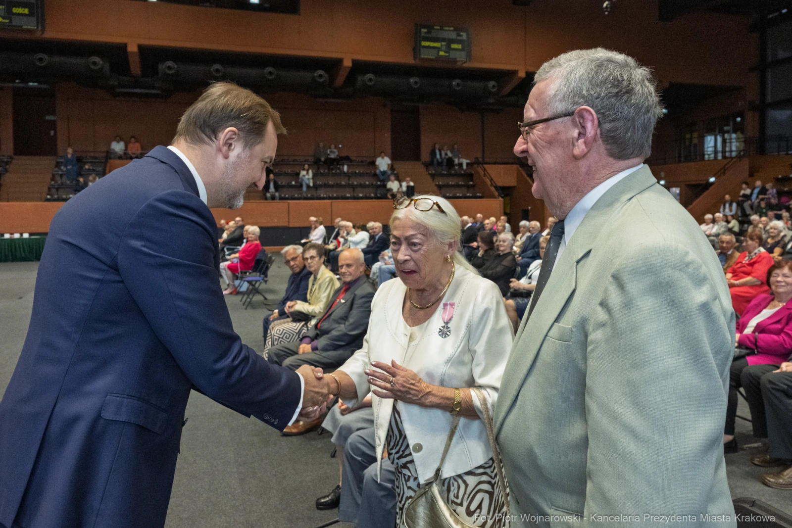 Spotkanie z prezydentem Krakowa, uściski dłoni i rozmowy z seniorami.  Autor: Piotr Wojnarowski
