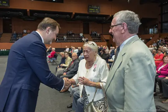 Spotkanie z prezydentem Krakowa, uściski dłoni i rozmowy z seniorami.