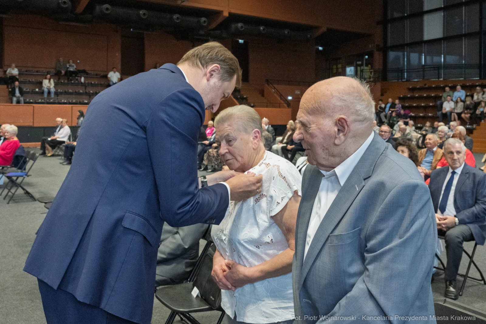 Wręczenie odznaczenia starszej parze podczas uroczystości w sali konferencyjnej.  Autor: Piotr Wojnarowski