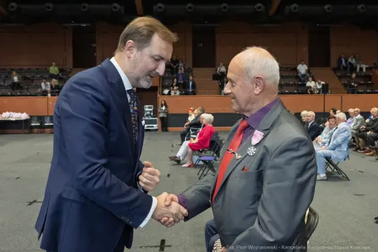 Dwaj mężczyźni uścisnęli sobie dłonie w trakcie uroczystości.