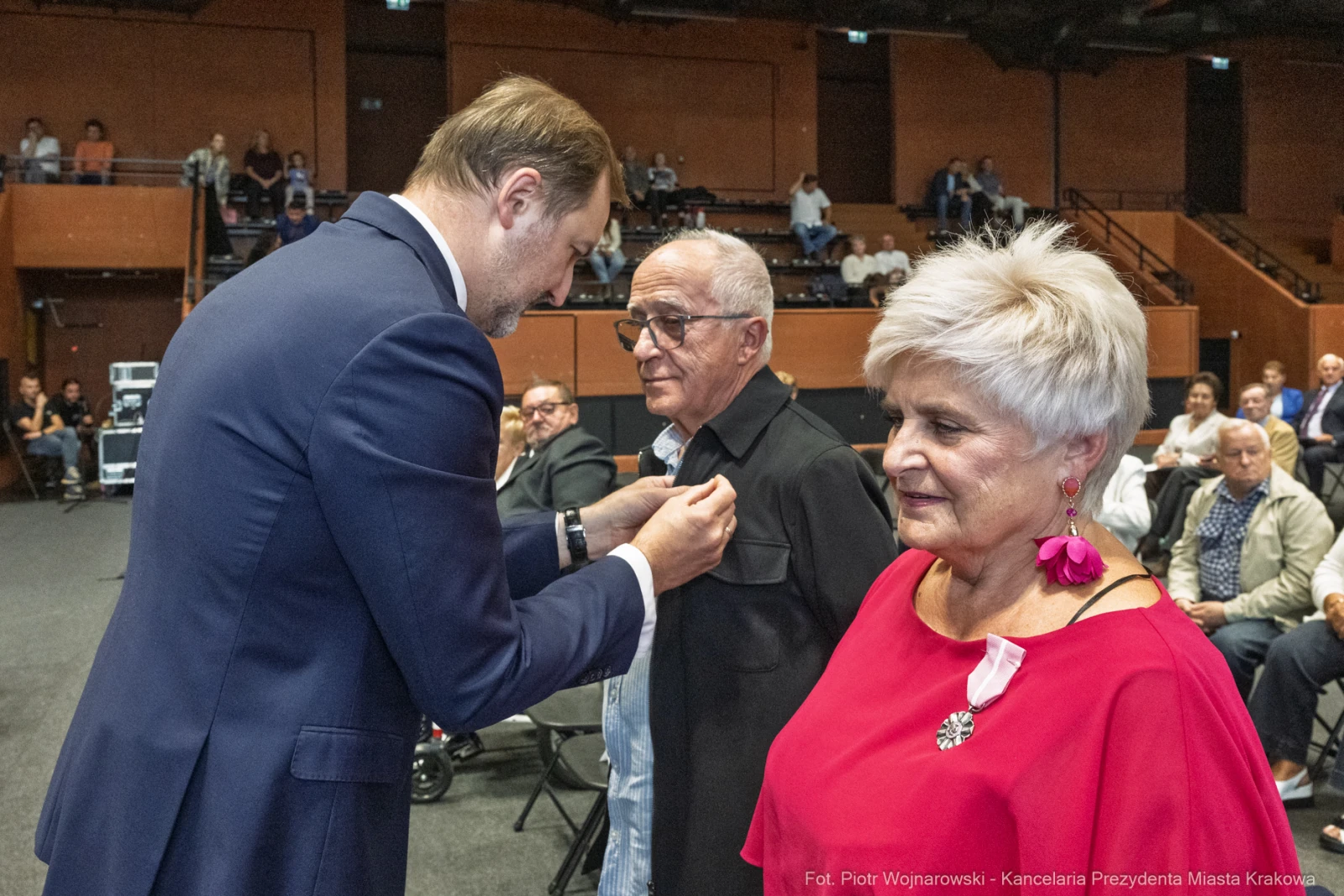 Wręczenie odznaczeń przez przedstawiciela władz starszym mieszkańcom.  Autor: Piotr Wojnarowski
