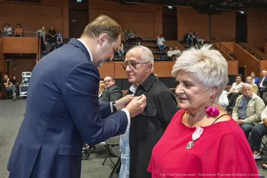 Wręczenie odznaczeń przez przedstawiciela władz starszym mieszkańcom.