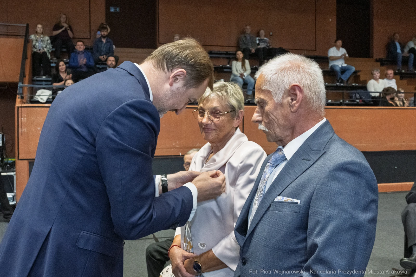 Wręczenie odznaczenia mężczyźnie w garniturze, obok dwie osoby starsze.  Autor: Piotr Wojnarowski