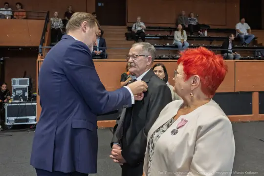 Wręczenie odznaczeń podczas uroczystości w Krakowie.