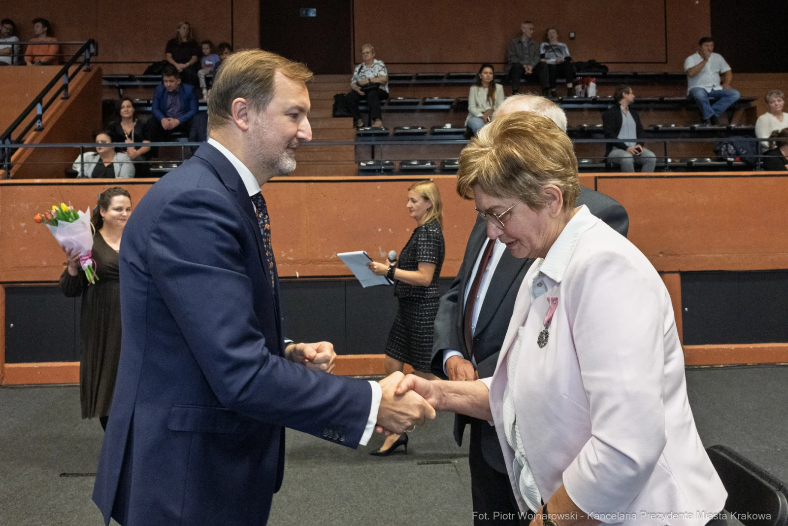 Uroczystość wręczenia odznaczeń, gratulacje i uściski dłoni.  Autor: Piotr Wojnarowski