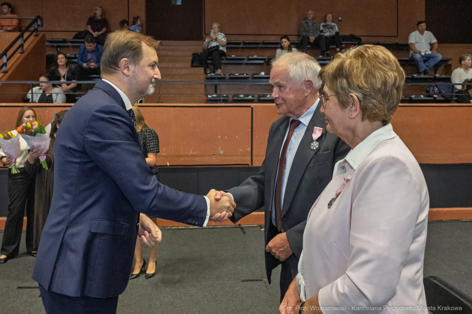 Wręczenie odznaczeń w trakcie uroczystości, uściski dłoni i gratulacje.  Autor: Piotr Wojnarowski