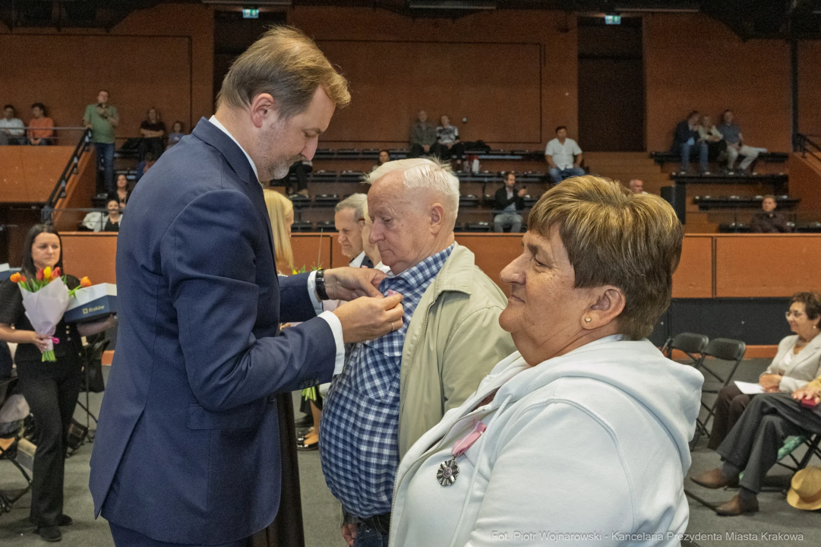 Wręczenie odznaczeń przez przedstawiciela władz lokalnych starszym mieszkańcom.  Autor: Piotr Wojnarowski