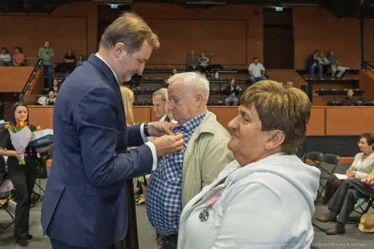 Wręczenie odznaczeń przez przedstawiciela władz lokalnych starszym mieszkańcom.