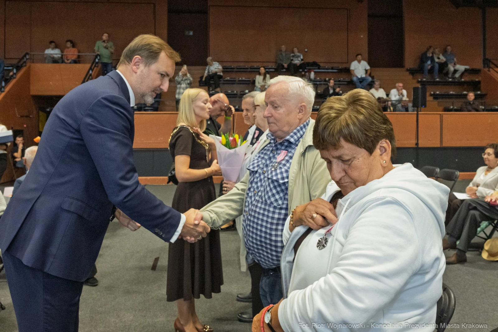 Spotkanie z mieszkańcami, rozmowy i uściski dłoni.  Autor: Piotr Wojnarowski