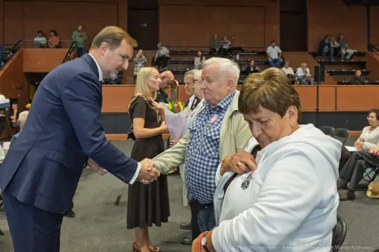 Spotkanie z mieszkańcami, rozmowy i uściski dłoni.