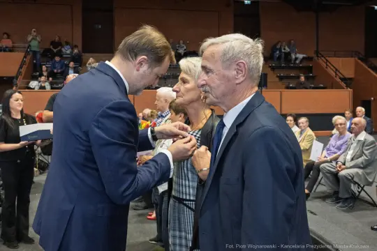 Wręczenie odznaczeń w trakcie uroczystości z udziałem seniorów.