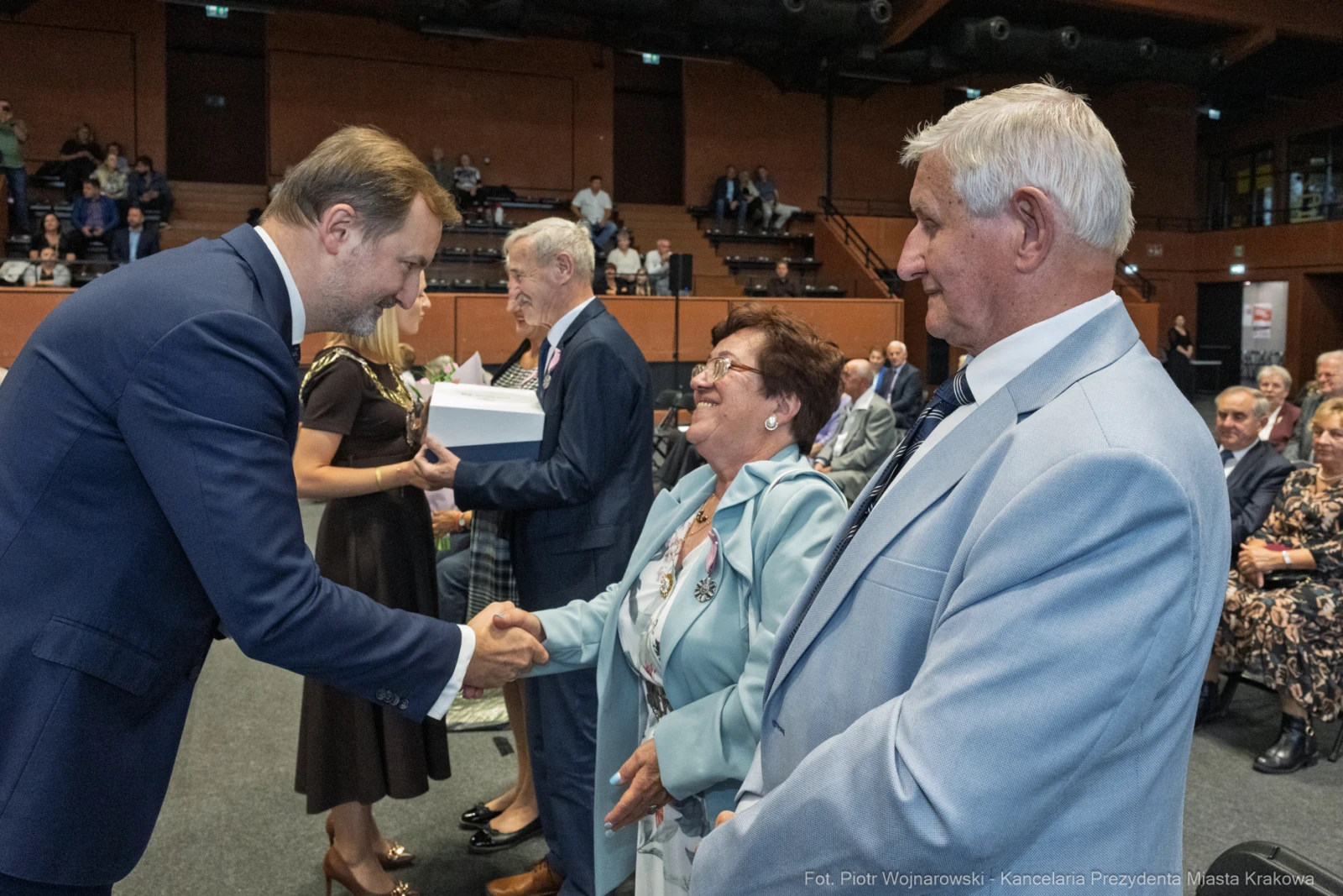Uroczystość wręczenia nagród, uściski dłoni i gratulacje.  Autor: Piotr Wojnarowski