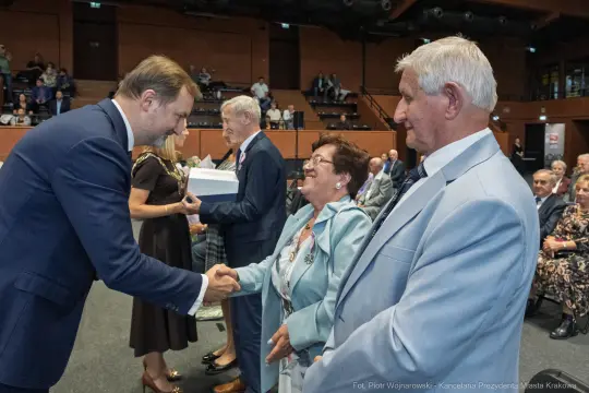 Uroczystość wręczenia nagród, uściski dłoni i gratulacje.