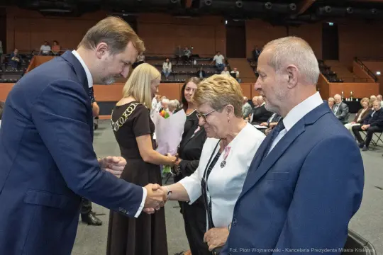 Uroczystość wręczenia nagród, uściski dłoni i gratulacje.