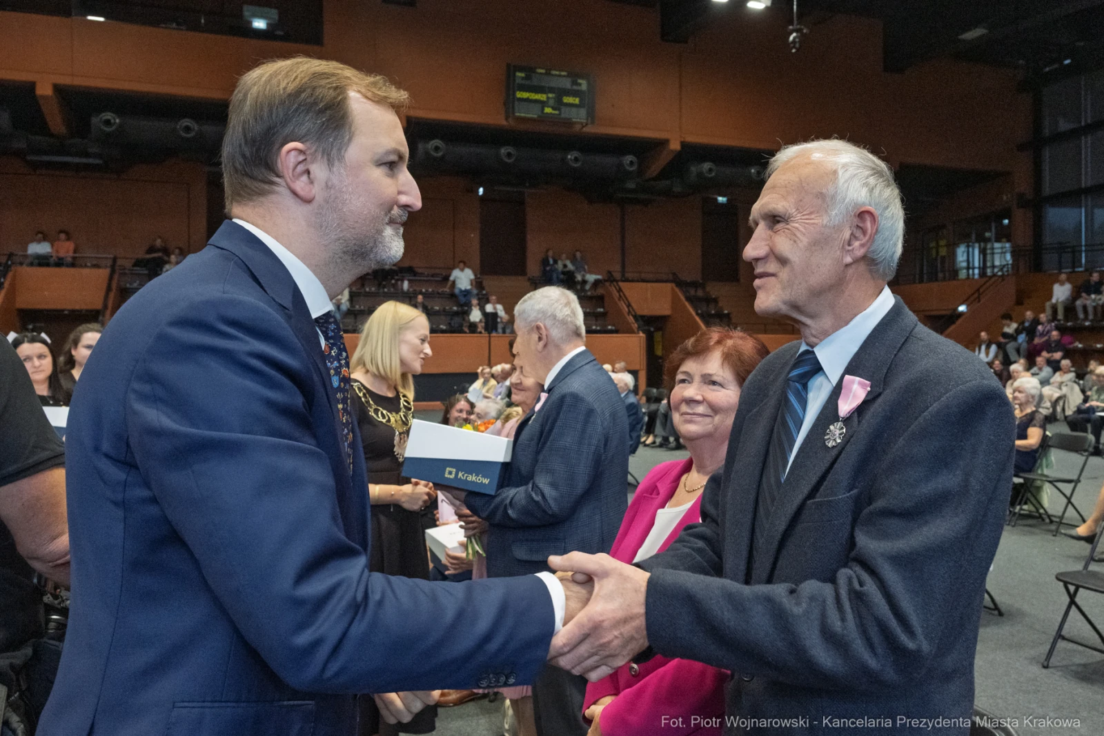 Uroczystość wręczenia nagród z uśmiechami i uściskami dłoni.  Autor: Piotr Wojnarowski