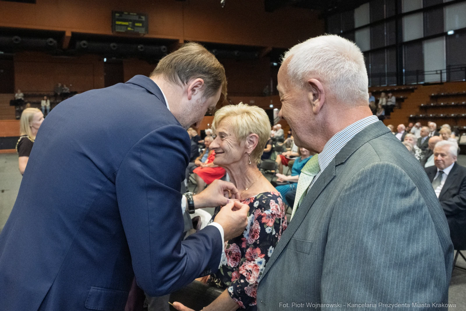 Uroczystość wręczenia odznaczeń w sali konferencyjnej.  Autor: Piotr Wojnarowski