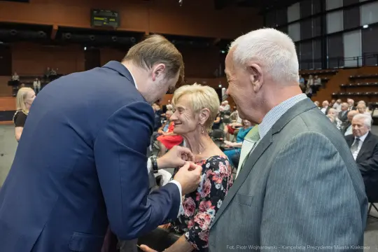Uroczystość wręczenia odznaczeń w sali konferencyjnej.