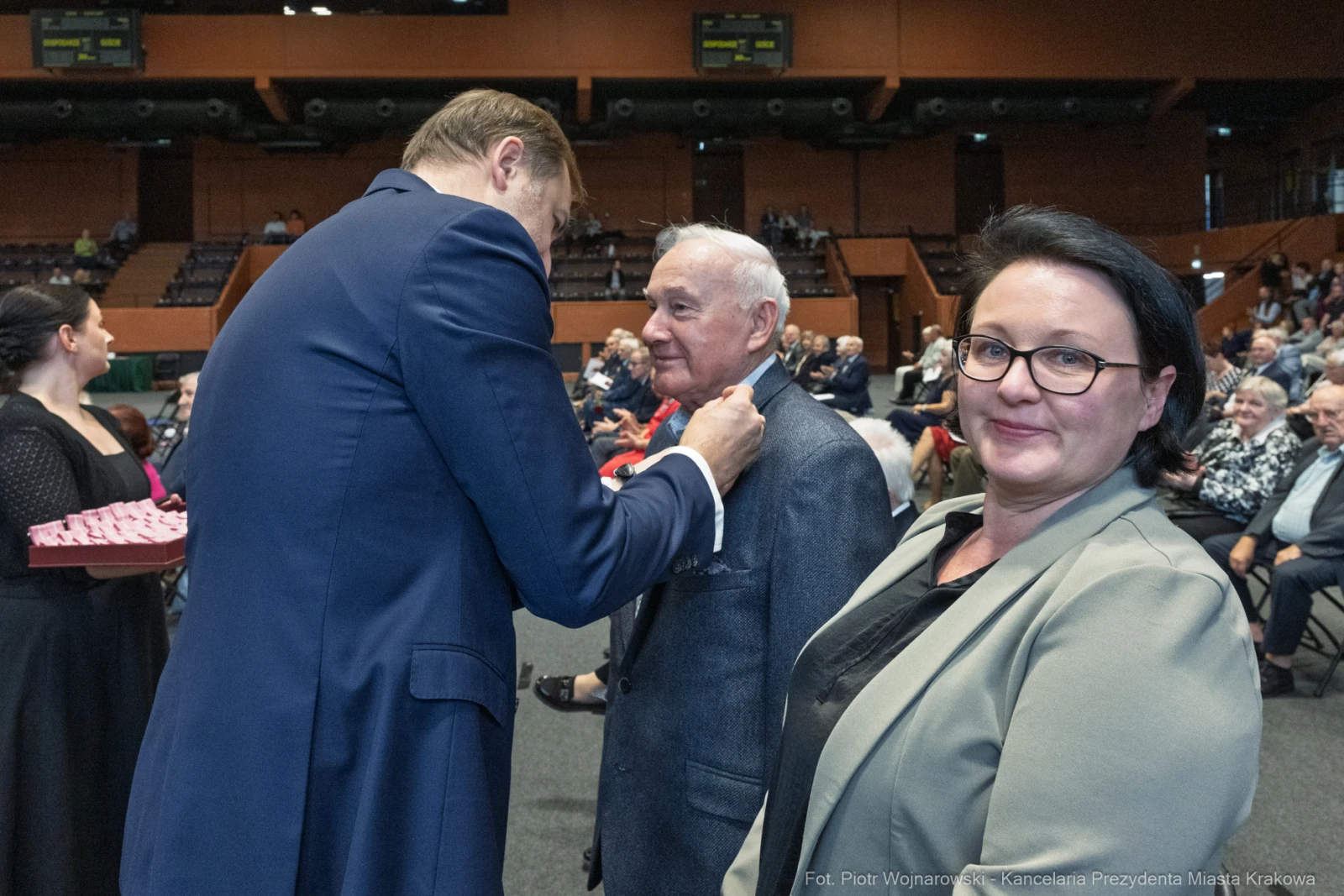 Uroczystość wręczenia odznaczeń w sali koncertowej.  Autor: Piotr Wojnarowski