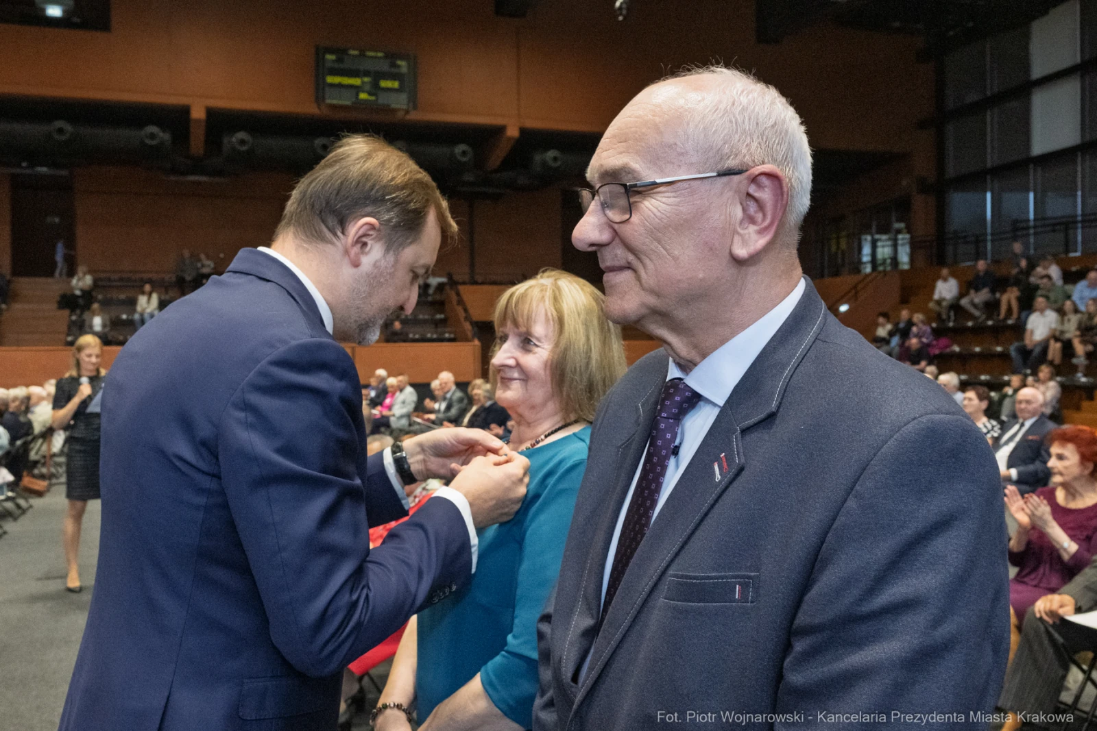 Wręczenie odznaczenia podczas uroczystości w sali konferencyjnej.  Autor: Piotr Wojnarowski