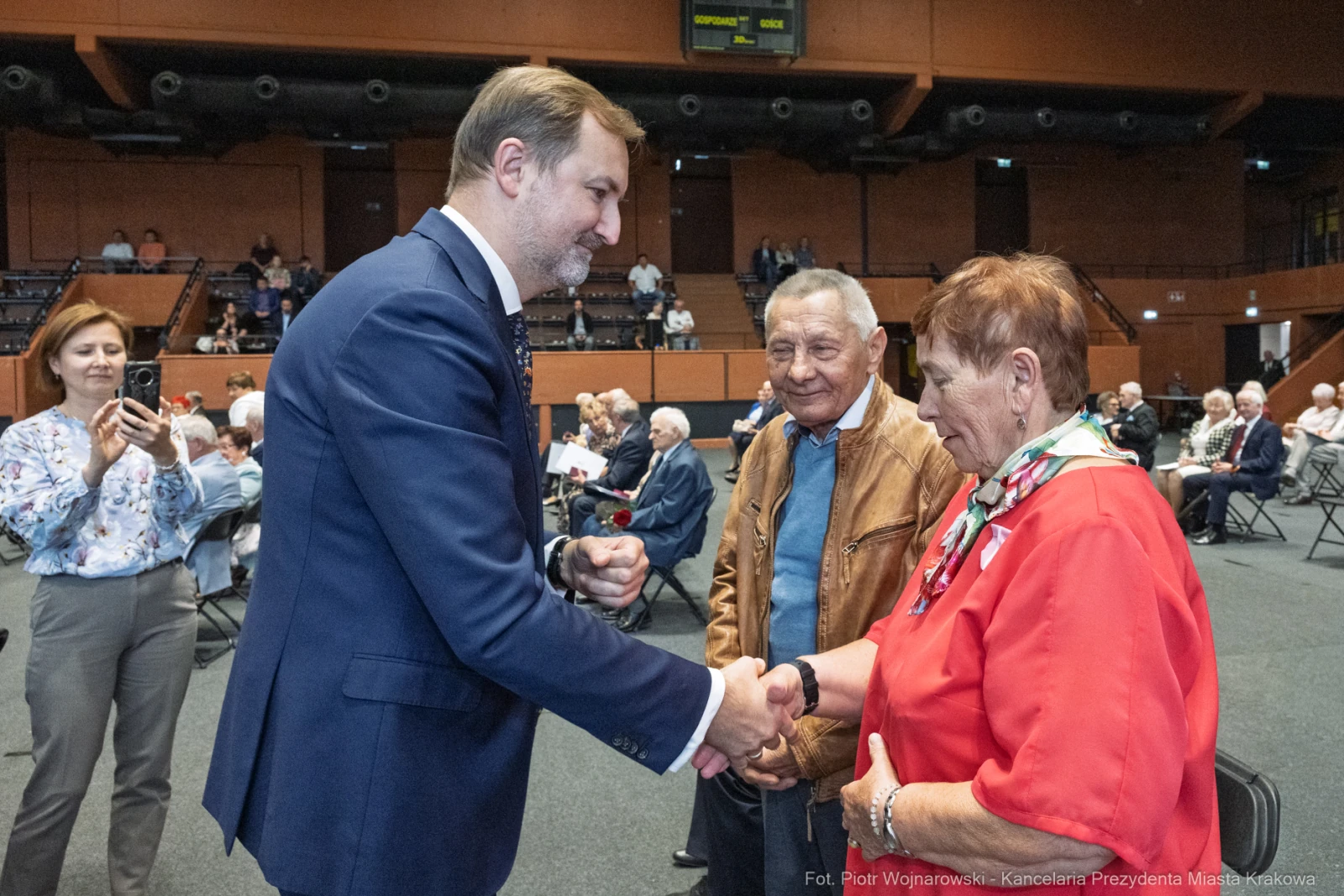 Spotkanie polityka z seniorami, uściski dłoni i rozmowy.  Autor: Piotr Wojnarowski