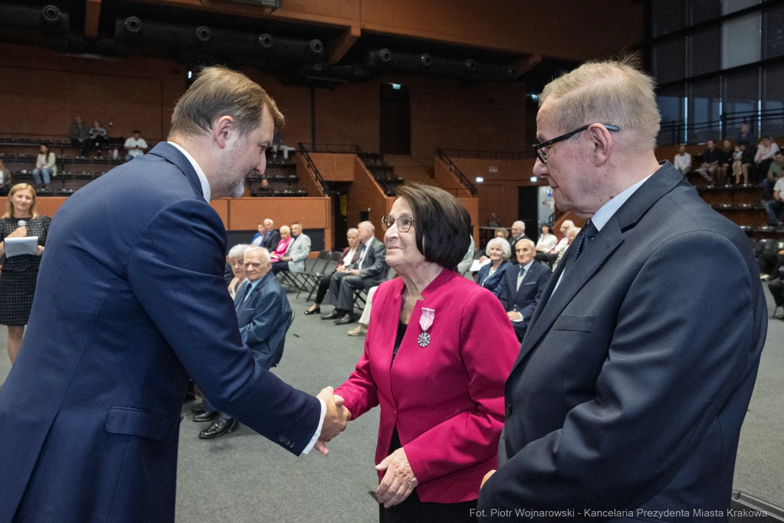 Uroczystość wręczenia odznaczeń, uściski dłoni i uśmiechy uczestników.  Autor: Piotr Wojnarowski