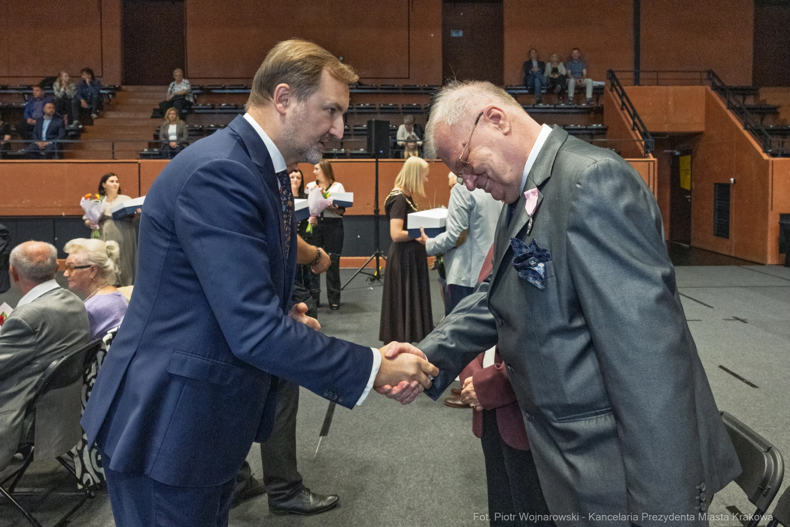 Mężczyźni uścisnęli sobie dłonie podczas ceremonii wręczenia nagród.  Autor: Piotr Wojnarowski
