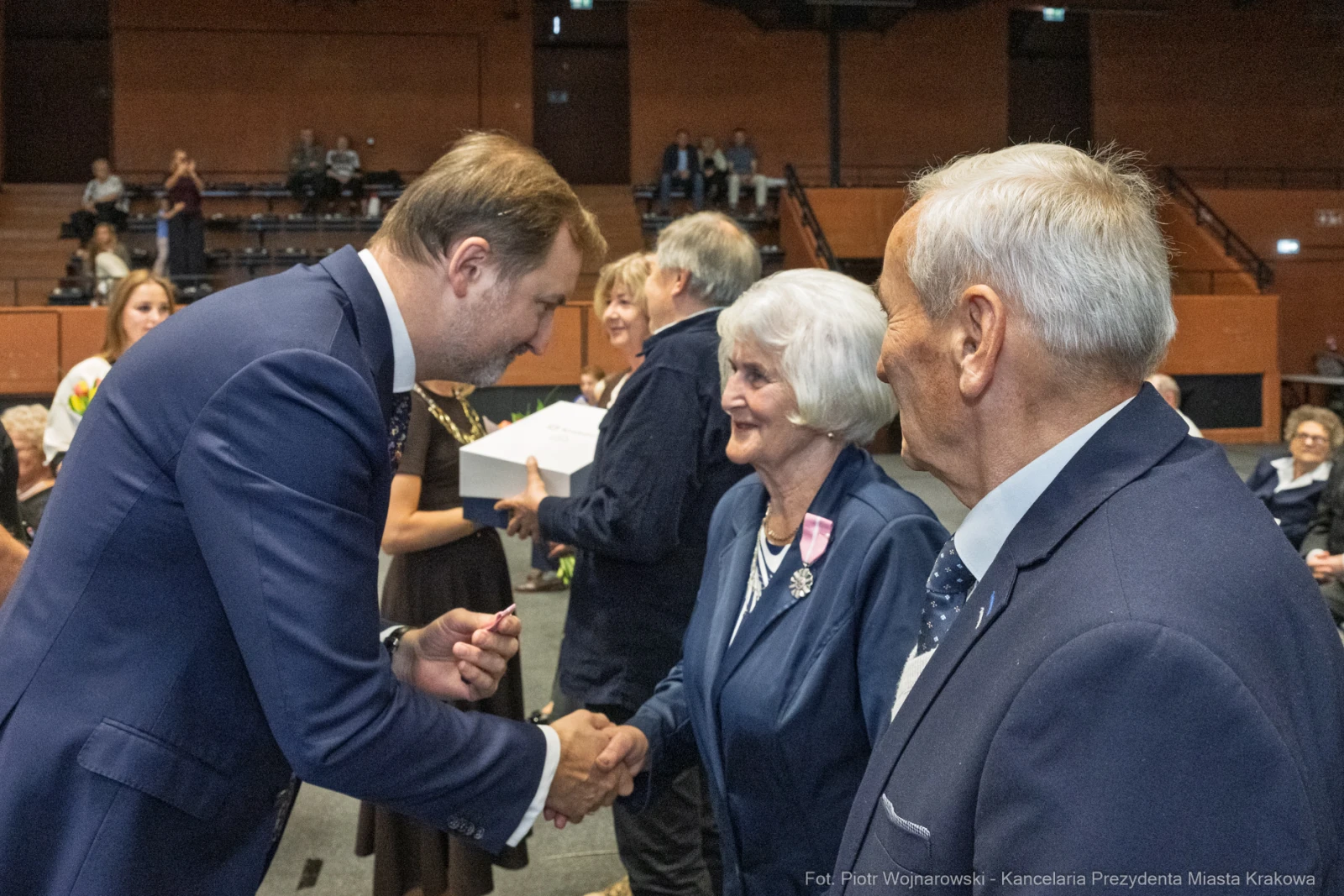 Uroczystość wręczenia nagród, uściski dłoni i uśmiechy uczestników.  Autor: Piotr Wojnarowski