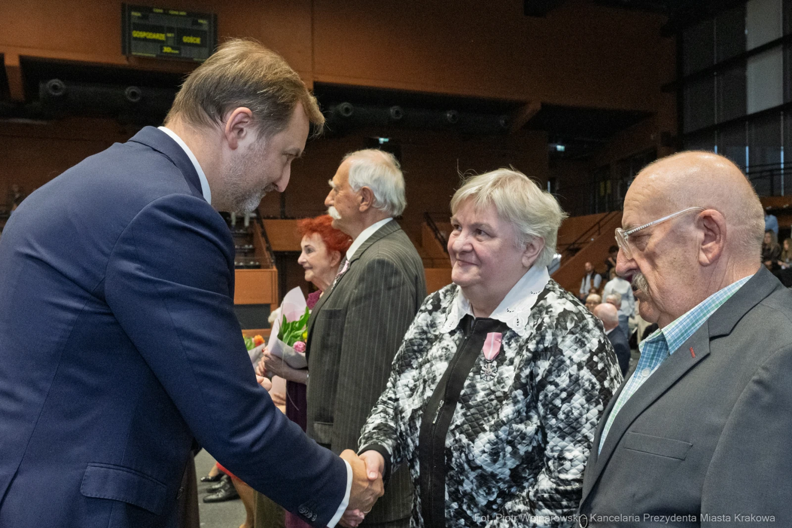 Uroczystość wręczenia nagród, uściski dłoni i uśmiechy uczestników.  Autor: Piotr Wojnarowski