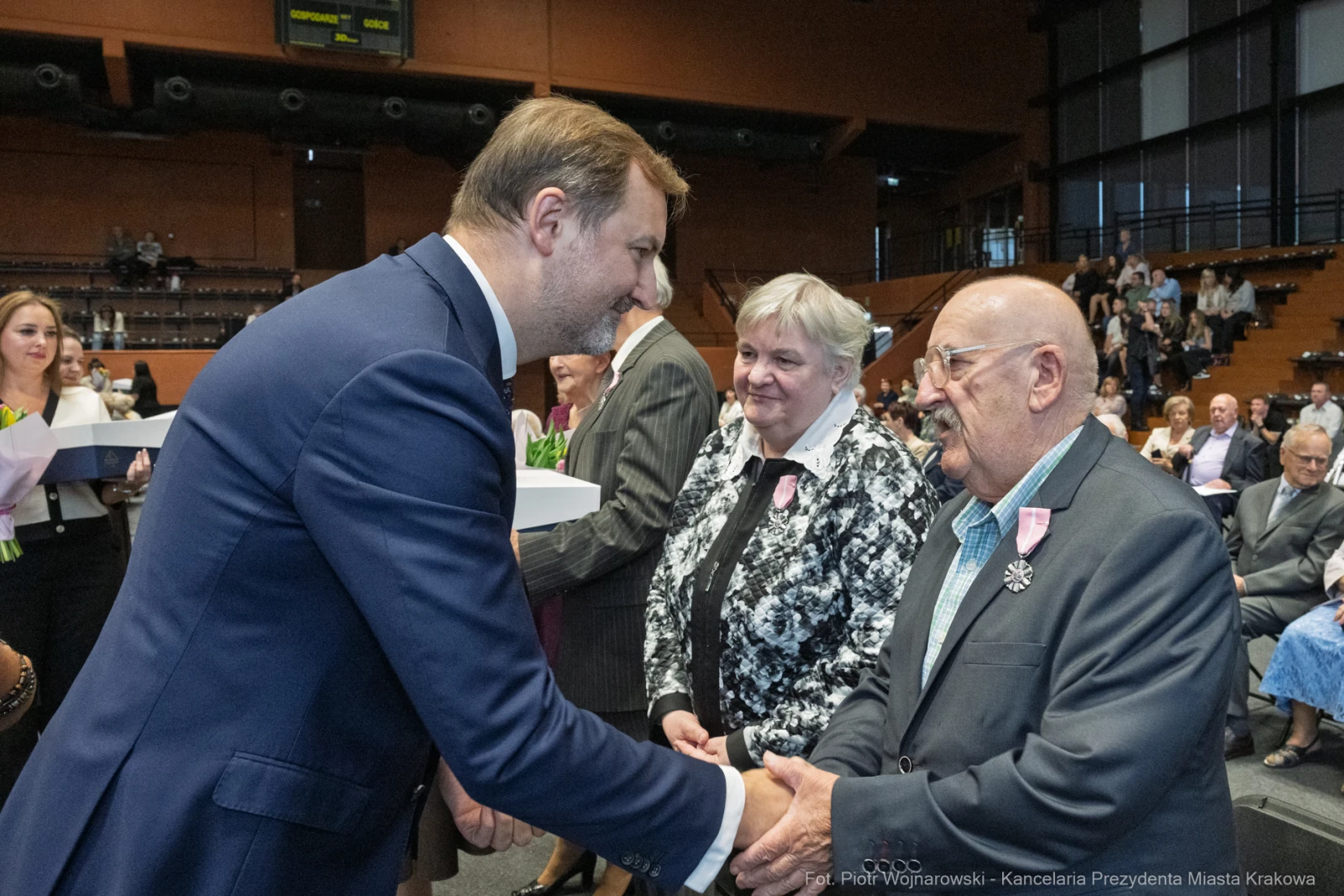 Wręczenie nagród w uroczystej atmosferze, uściski dłoni i uśmiechy uczestników.  Autor: Piotr Wojnarowski