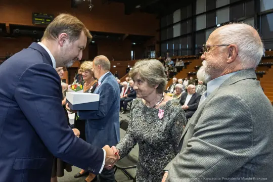 Uroczystość wręczenia nagród, uściski dłoni i gratulacje.